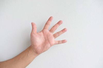 Врачи рассказали, когда красные руки являются симптомом смертельной болезни
