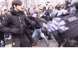 Появилось видео с особо агрессивным участником митинга на Пушкинской площади