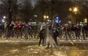 Ледовое побоище: как москвичи забросали диктатуру снежками