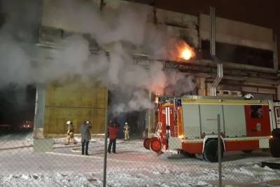 Более 50 пожарных тушили горящее здание в промзоне Екатеринбурга