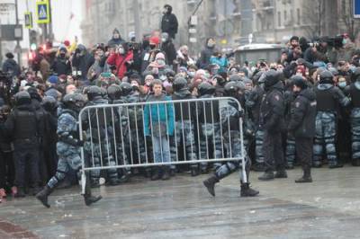МВД проверяет ситуацию с травмированием женщины на протесте в Петербурге, она в реанимации