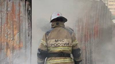 Омские спасатели более часа тушили пожар в пятиэтажном общежитии