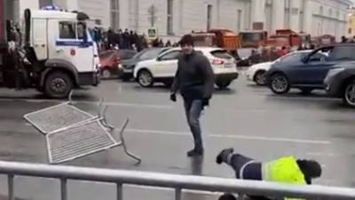 В Петербурге задержали участника митинга, напавшего на сотрудников ДПС