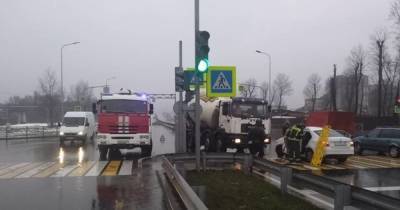 На Ялтинской столкнулись грузовик и легковушка, есть пострадавшие (фото)