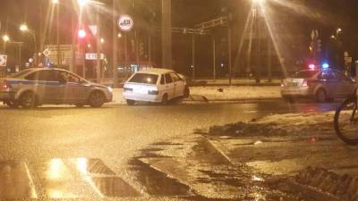 Пьяный водитель в Купчино врезался в столб, уезжая от полиции - piter.tv - Санкт-Петербург