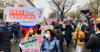 В Берлине тысячи людей вышли в поддержку Навального