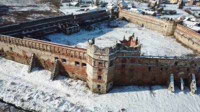 Заброшенный замок XVI века на Украине сняли с высоты птичьего полета.