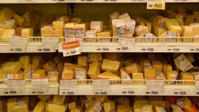 Прилавки российских магазинов вдоволь забиты сыром из Белоруссии