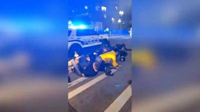 Видео: полицейский автомобиль протаранил толпу в американском городе Такома - piter.tv - США