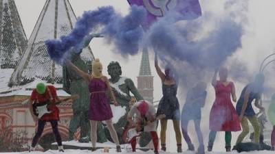 Феминистки из группы Pussy Riot сбили полицейского при задержании в Москве
