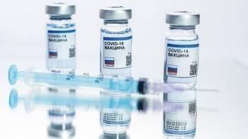 «Спутник» теряется в толпе: российской вакцины может не хватить для самих россиян