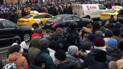Полиция Москвы возбудила дело из-за нападения на автомобиль ФСБ на митинге