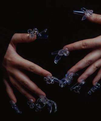 Маникюр недели: хрустальные цветы на ногтях Билли Айлиш и Розалии
