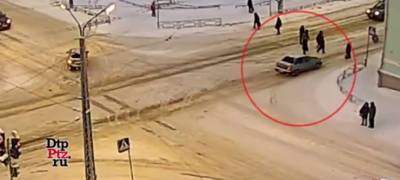 Автомобиль в Петрозаводске промчался на красный свет сквозь толпу пешеходов на "зебре"(ВИДЕО)