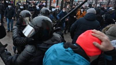 Ударившего двух сотрудников ГИБДД мужчину задержали в Петербурге