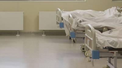 Ковидного петербуржца нашли в больничной палате с ножом в груди