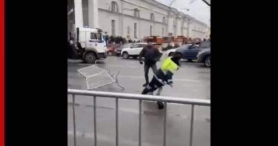Напавший в ходе акции протеста на сотрудника ДПС задержан в Петербурге