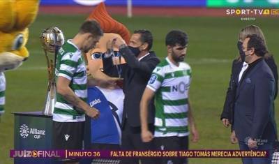 Выступавшего за "Зенит" португальского футболиста на родине оставили без медали