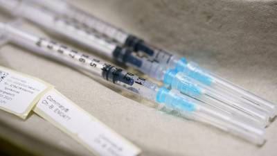 В ФРГ уволили сотрудников службы по уходу за отказ от вакцинации