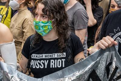 Участницы Pussy Riot на машине сбили полицейского при задержании в Москве