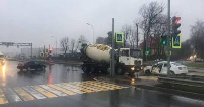 В аварии с бетономешалкой на Ялтинской пострадали водитель и пассажир легковушки