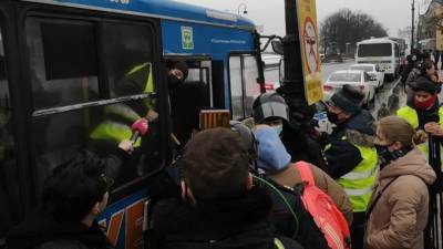 Во время протестной акции в Петербурге в поддержку Навального задержали минимум 16 журналистов