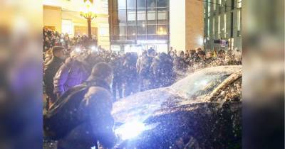 В Москве задержали участниц группы Pussy Riot – якобы за наезд на авто на полицейского