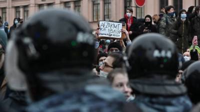 Участников "мирных" митингов в поддержку Навального задержали за стычки с полицией