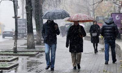 Неделя в Украине начнется с дождей, в Карпатах – сильный снег