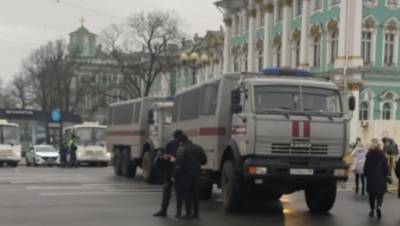 В Петербурге снова закрыли Дворцовую площадь