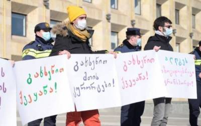 В Тбилиси проходит протест за снятие COVID-ограничений
