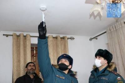 В домах малоимущих семей Казбековского района устанавливают противопожарные датчики задымления