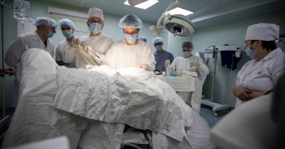 Исландцу первому в мире провели операцию по трансплантации обеих рук и плеч