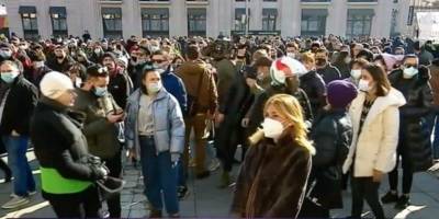 Требуют отменить ограничения. В Тбилиси люди вышли на протест из-за карантина