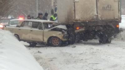 В Кирове грузовик раздавил «Жигули», всего в аварии пострадало 4 машины
