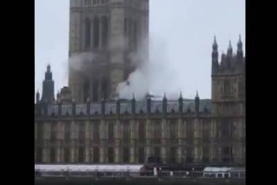Над Вестминстерским дворцом в Лондоне поднялся дым