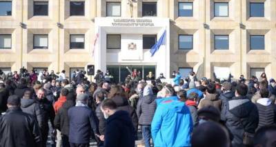 Правительству дали 48 часов - в Тбилиси протестуют против ограничений