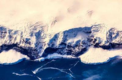 Возвышается над снегом: находка в Антарктиде сбила с толку спецов в НАСА. ФОТО