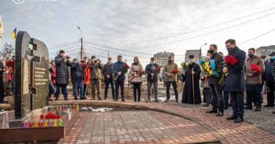 Шестая годовщина обстрела Мариуполя с "Градов": в городе почтили память погибших (4 фото)