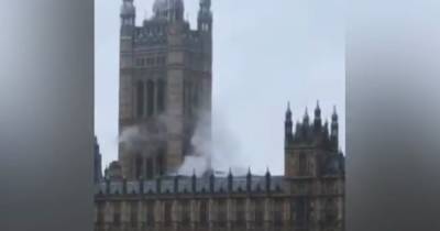 Над зданием парламента Великобритании появились столбы дыма (видео)