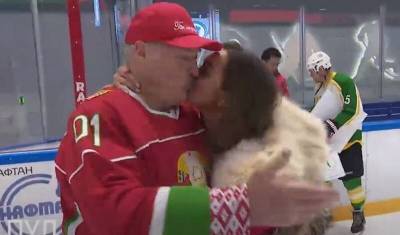 Александр Лукашенко поцеловался с фанаткой в губы