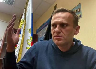 Кремль все-таки поставил Навального рядом с Путиным...