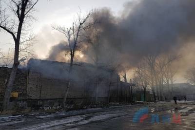 В Луганске горит склад горюче-смазочных материалов