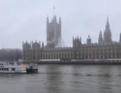 В Лондоне запаниковали из-за пожарной сирены и дымящегося здания парламента