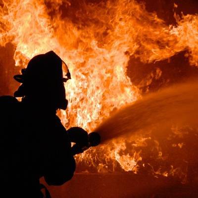 Крупный пожар возник на складе горюче-смазочных материалов в Луганске