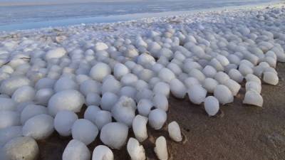На Балтике появились таинственные гигантские ледяные шары