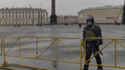 В Петербурге вновь перекрывали Дворцовую площадь