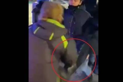 Побитую полицейским в Петербурге женщину выписали из больницы