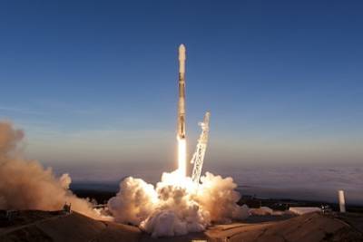 SpaceX успешно провела запуск ракеты с рекордным числом спутников