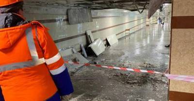 Потолок частично обрушился в переходе у метро "Комсомольская" в Москве